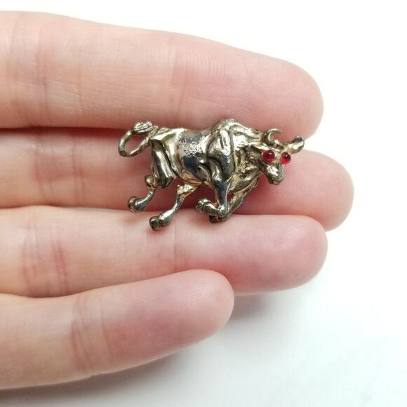 Vintage Little Ragging Bull with Red Eyes Brooch, Animal Lapel Pin - Picture 5 of 6